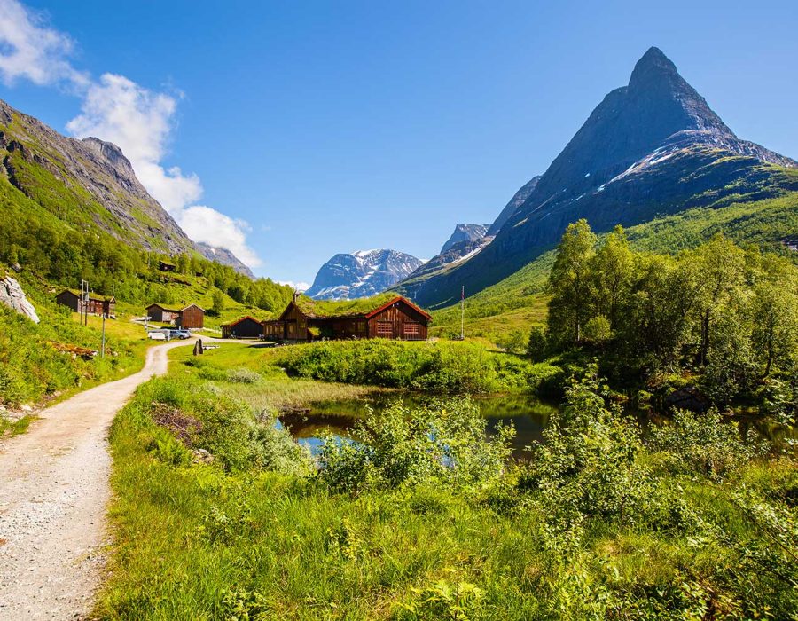 innerdalen-valley-beautiful-hiking-destination-nor-small.jpg